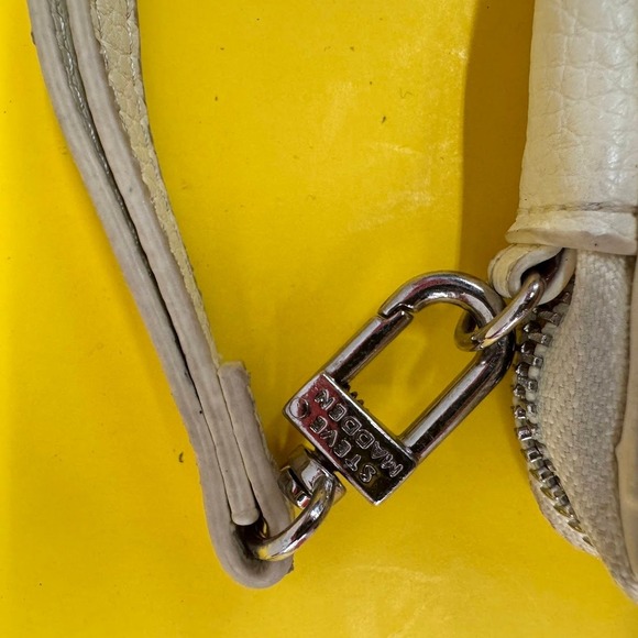 Steve Madden Cream Pebbled Faux Leather Zip Around Wristlet Wallet Card Holder - Picture 4 of 9